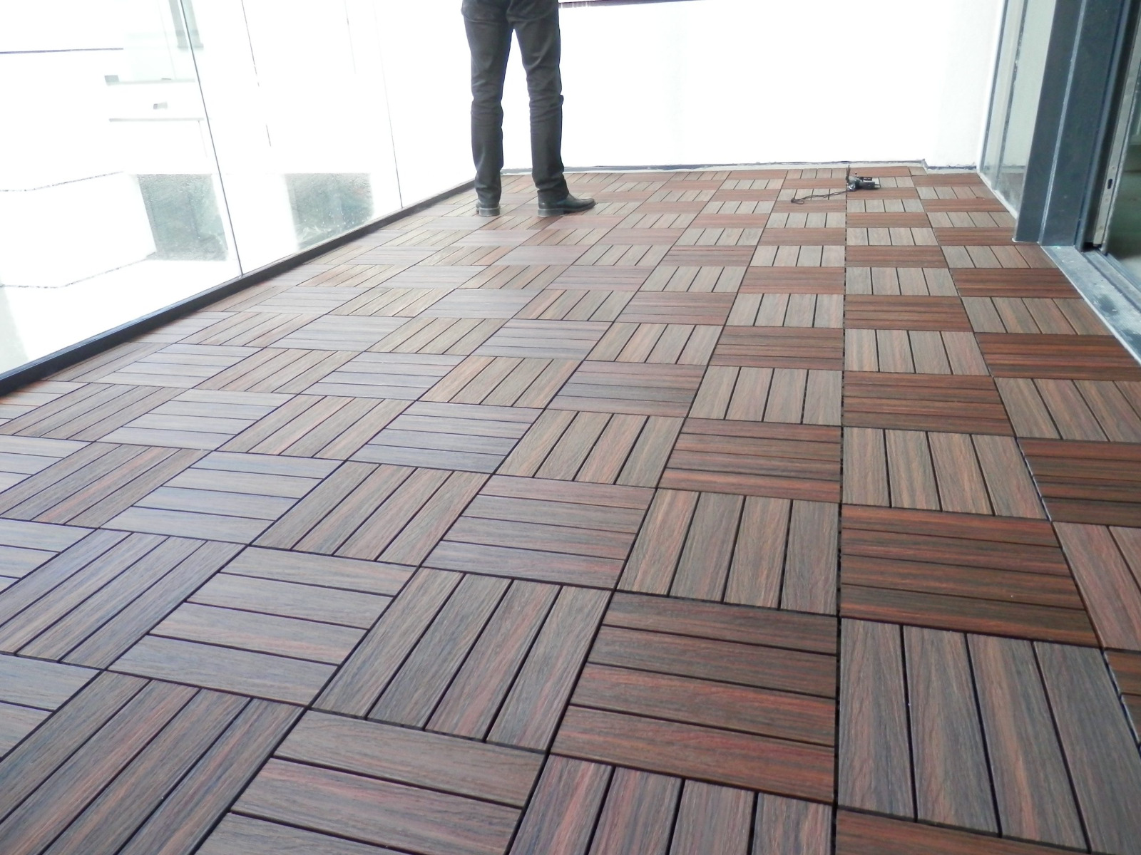 Premium Redwood Terrassenfliesen – schnelle Metamorphose Ihres Balkons