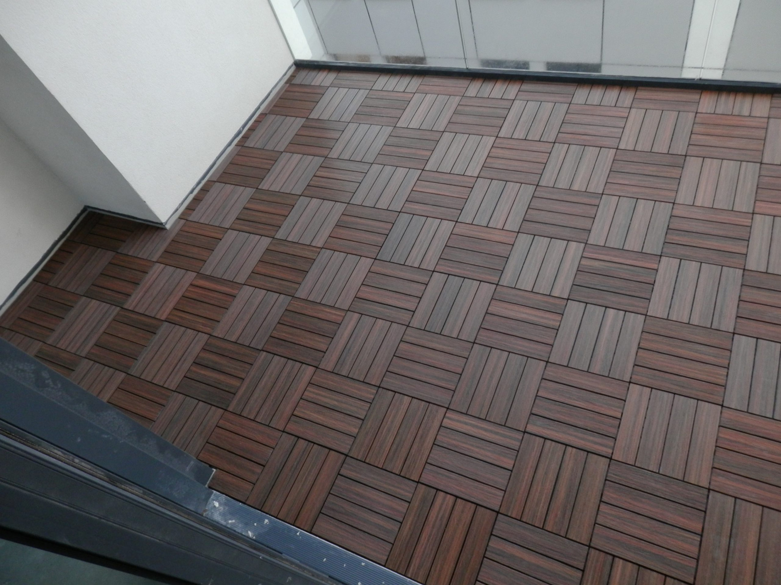 Premium Redwood Terrassenfliesen – schnelle Metamorphose Ihres Balkons
