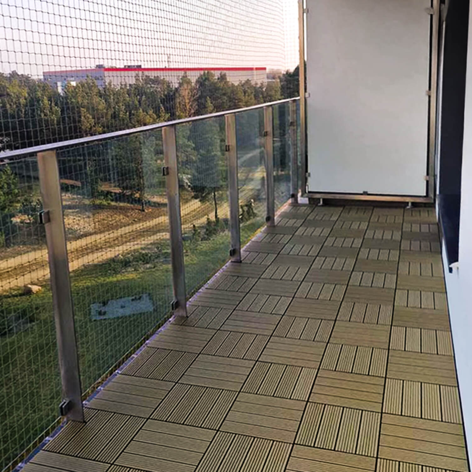 Praktischer Balkon mit Terrassenfliesen Honey Teak