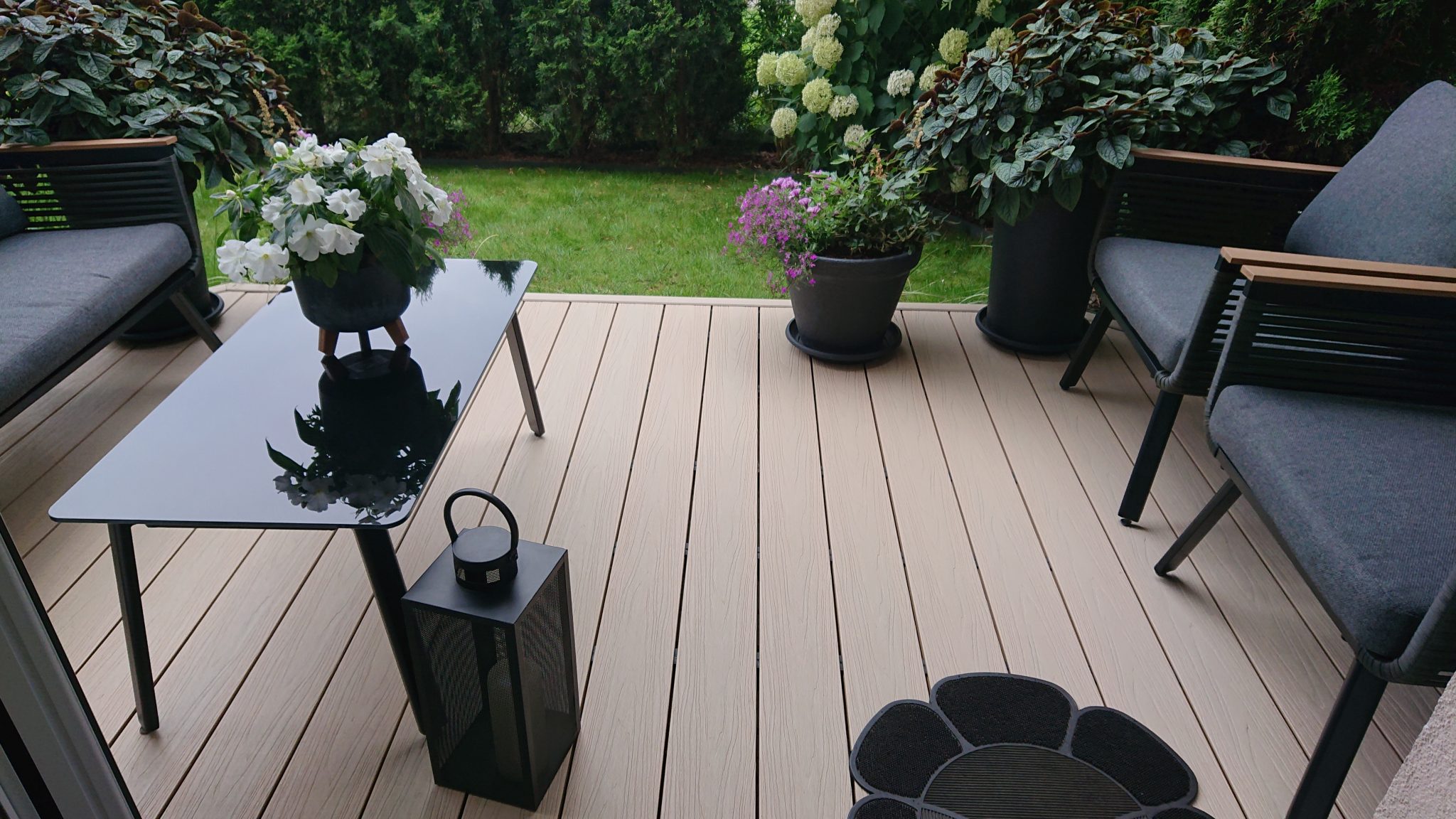 Gemütliche Terrasse aus Premium Ecru Verbunddielen – Eleganz im Garten