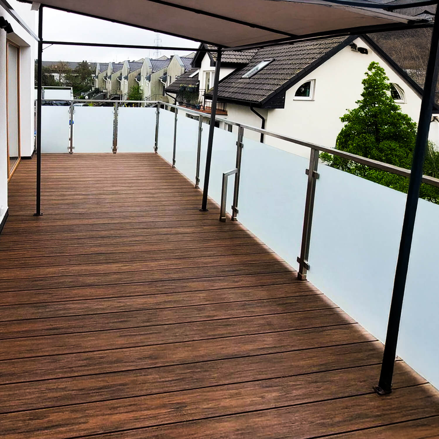 Moderner Balkon mit Verbunddielen Premium Teak