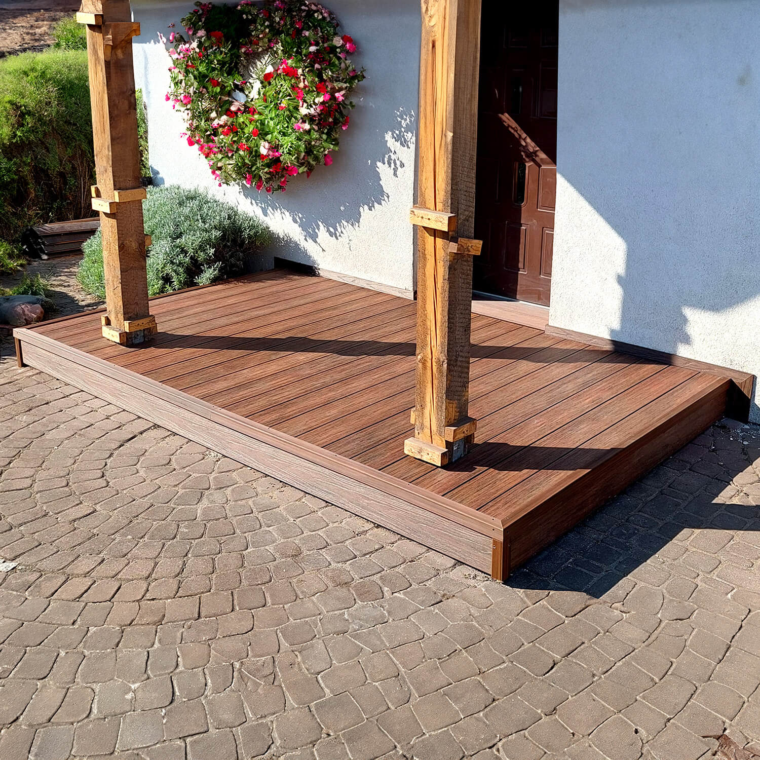 Komplette Terrassenverwandlung mit WPC-Terrassendielen Premium Redwood