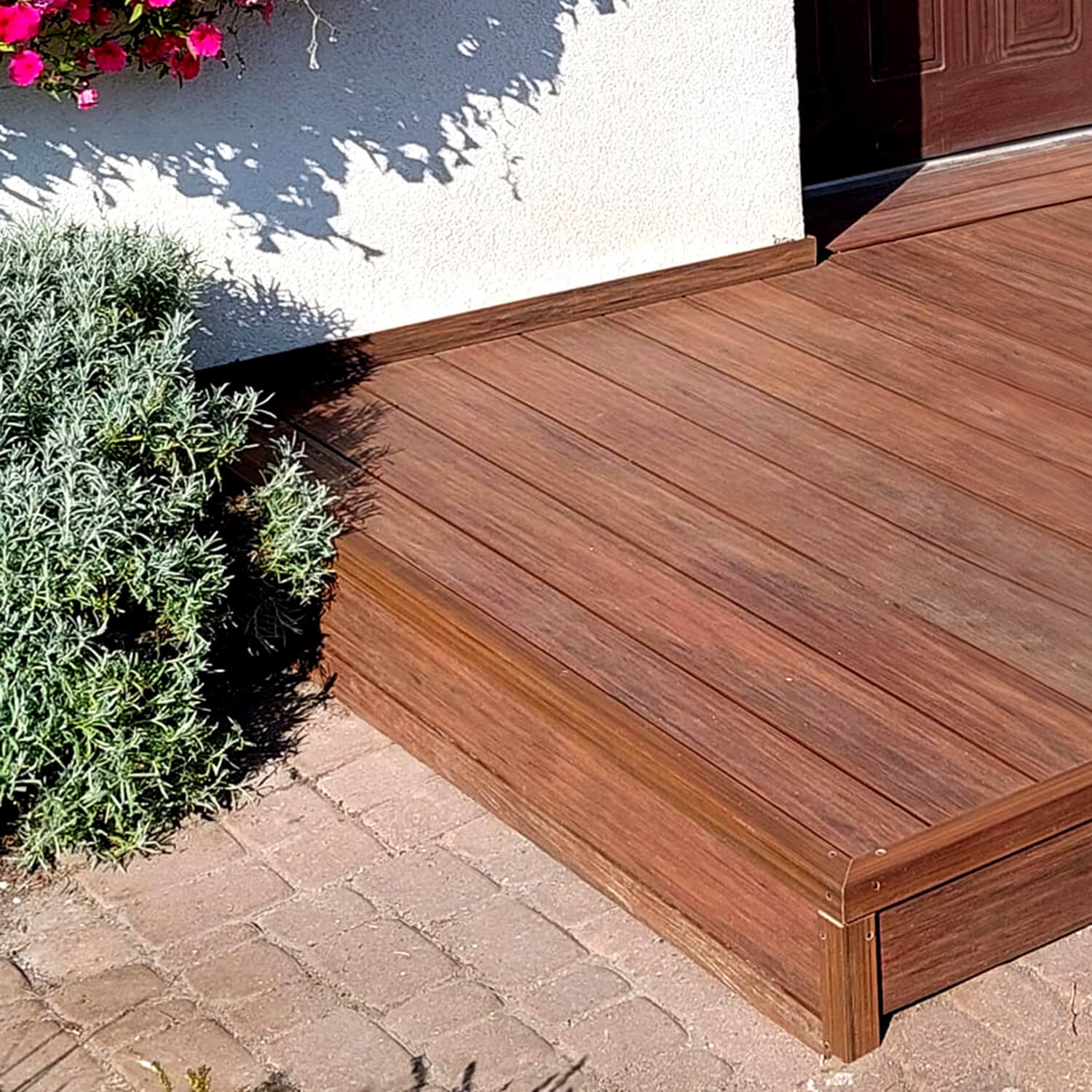 Komplette Terrassenverwandlung mit WPC-Terrassendielen Premium Redwood