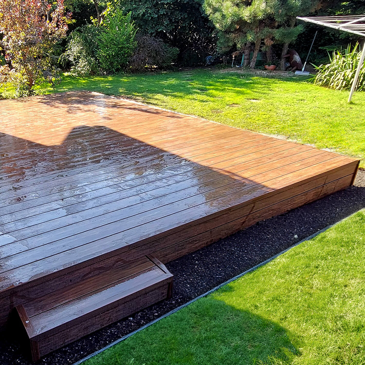 Komplette Terrassenverwandlung mit WPC-Terrassendielen Premium Redwood