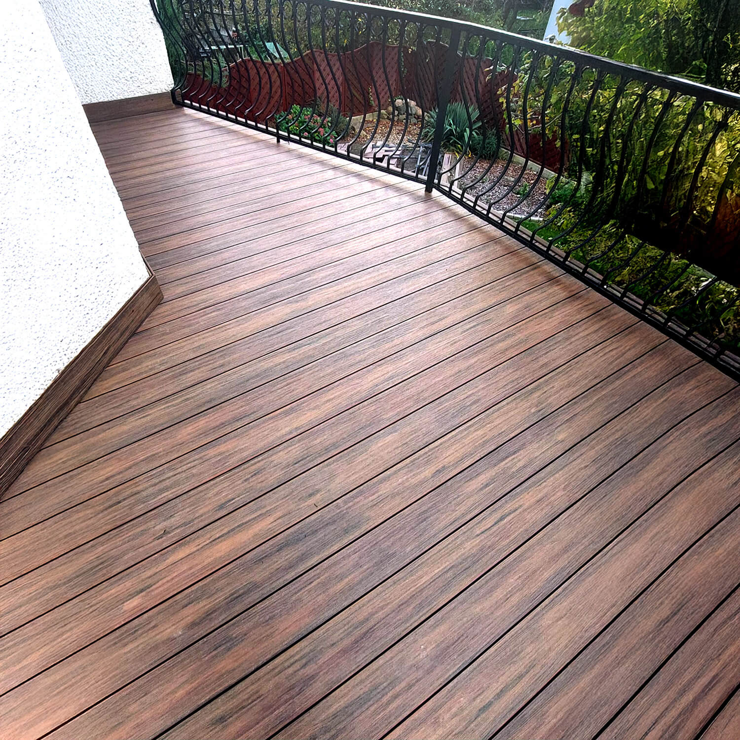 Balkon aus WPC-Terrassendielen Premium Redwood – Eleganz in luftiger Höhe