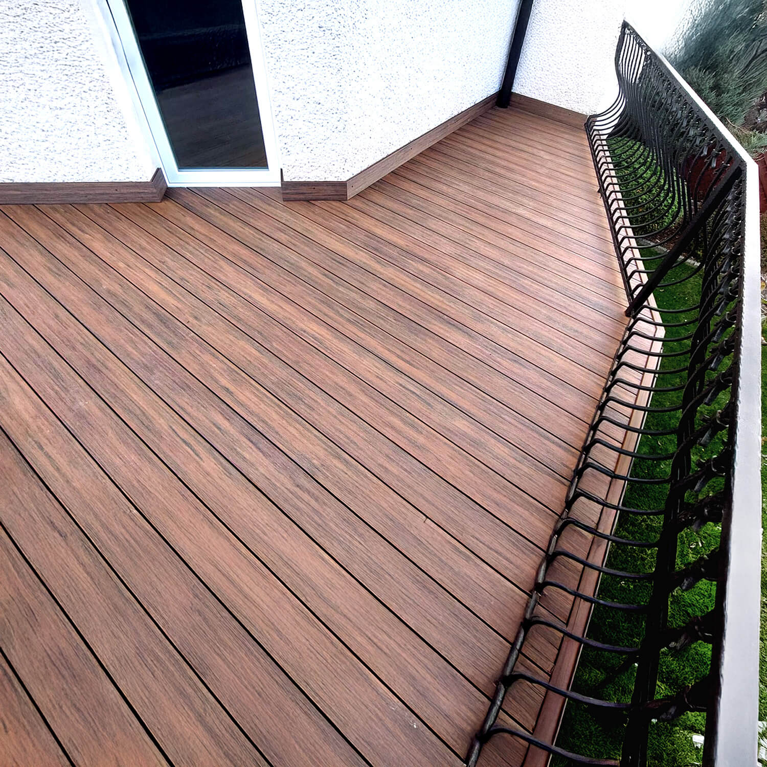 Balkon aus WPC-Terrassendielen Premium Redwood – Eleganz in luftiger Höhe