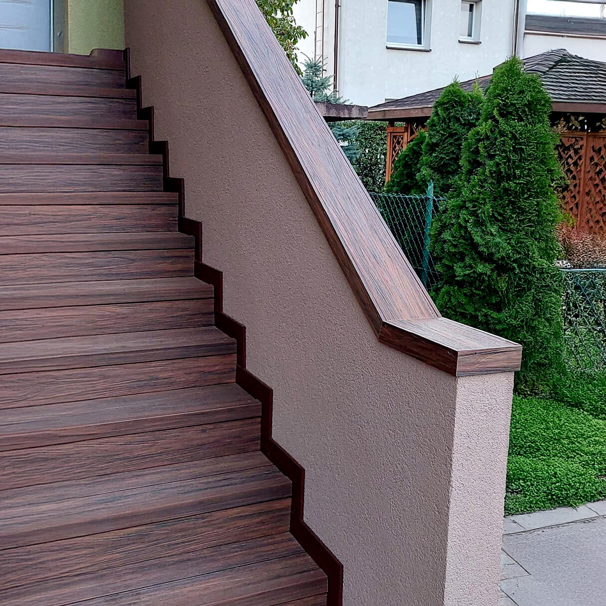 Treppen mit Verkleidung aus WPC-Terrassendielen Premium Redwood