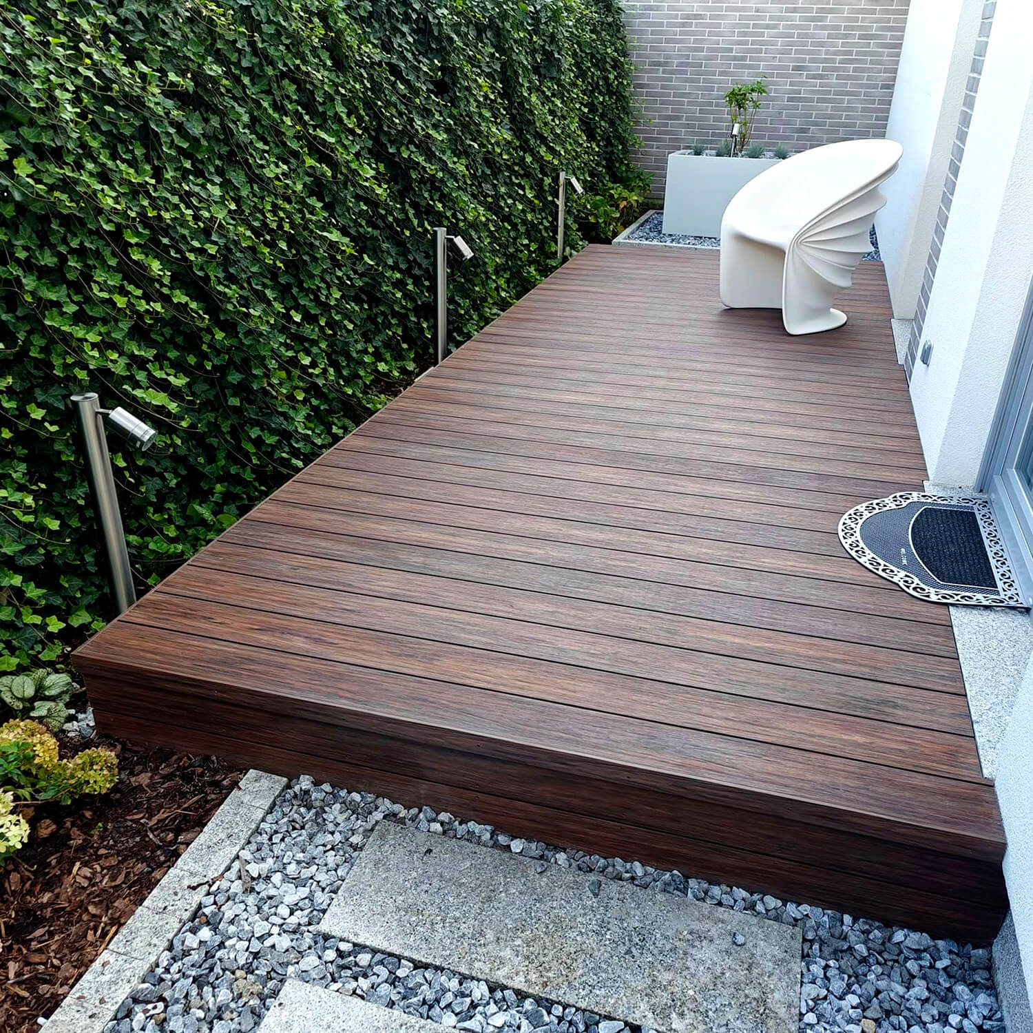 Moderne Terrasse aus WPC-Terrassendielen Premium Redwood