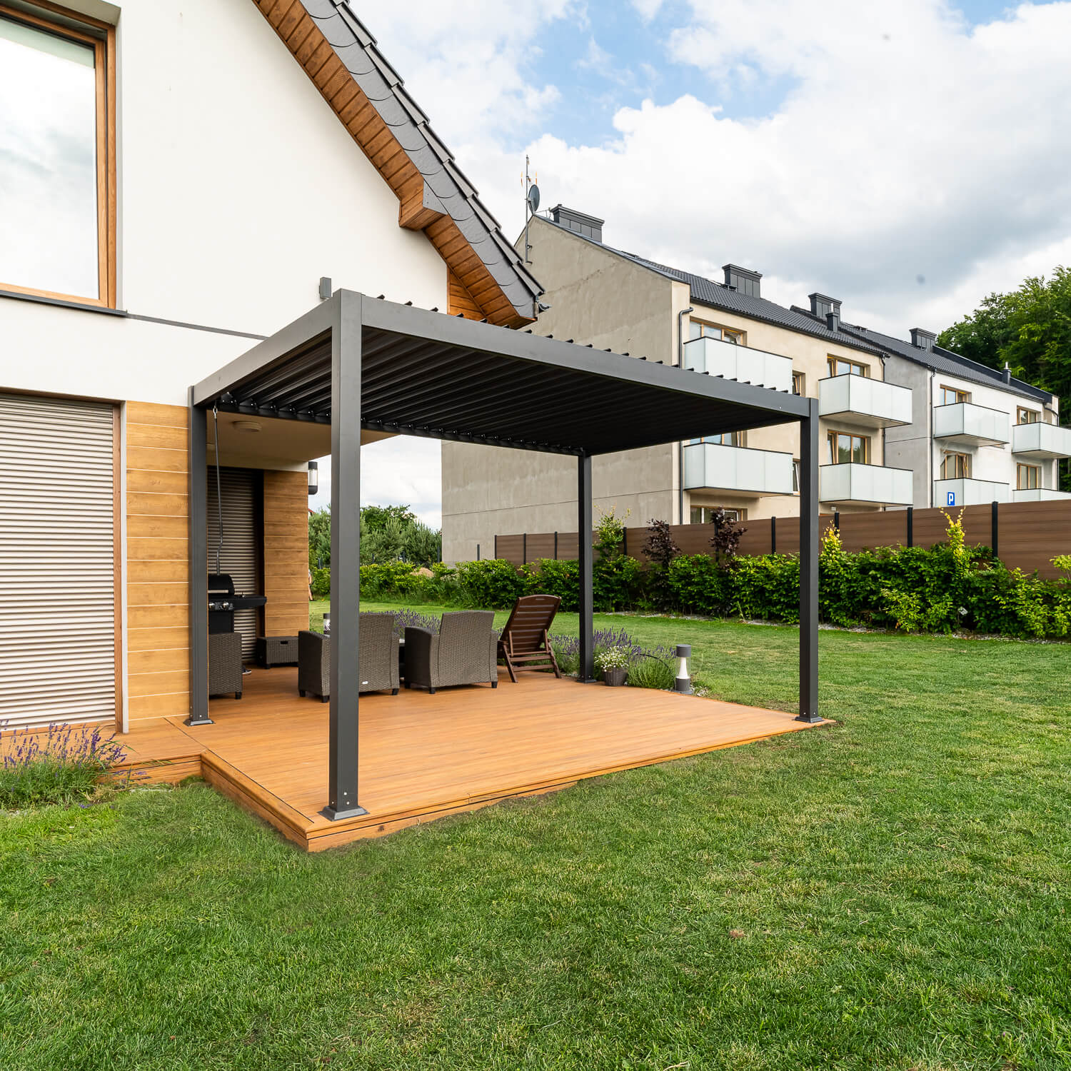Gartenpergola von Liderwood – eine moderne WPC-Terrassengestaltung mit Premium-Terrassendielen in Amber