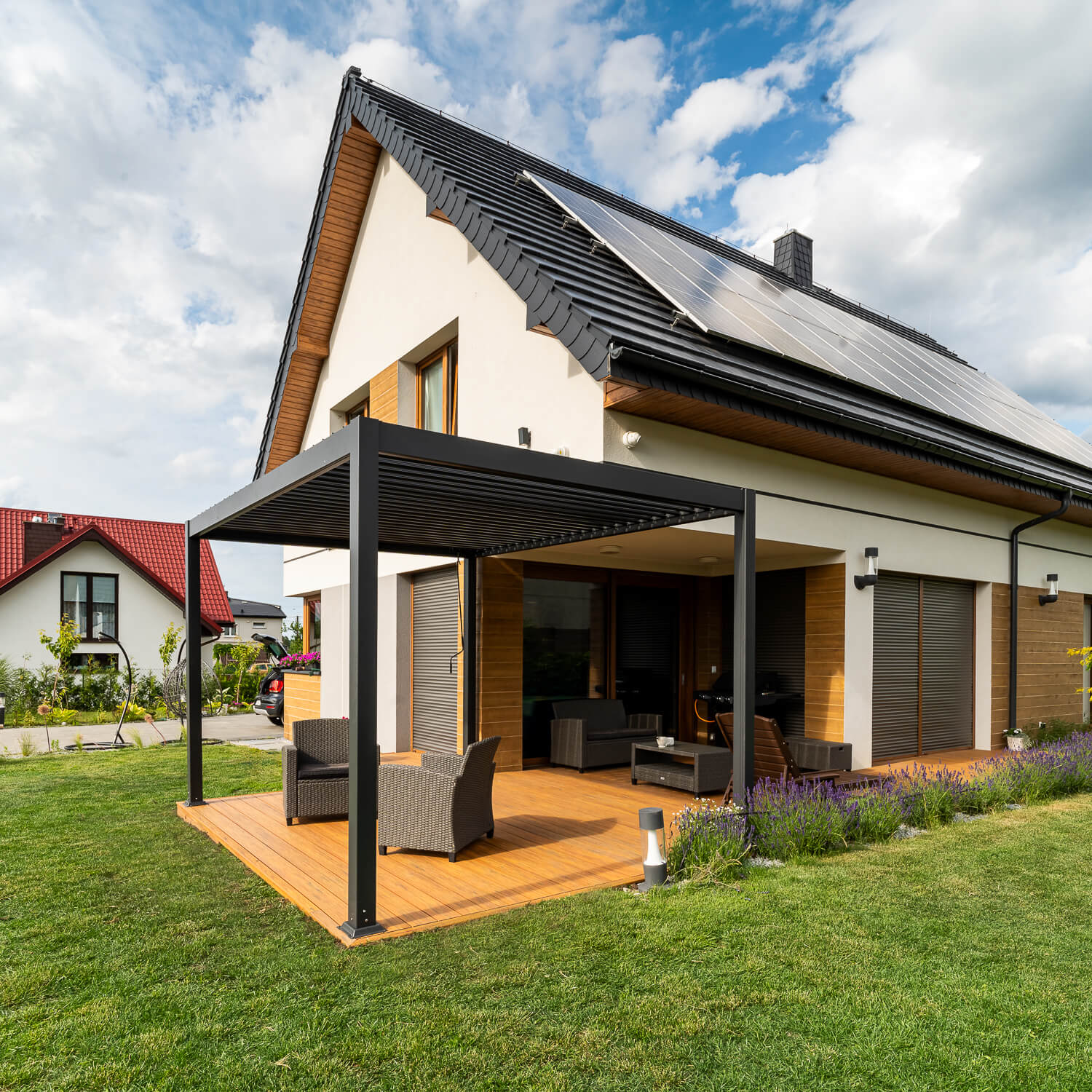 Gartenpergola von Liderwood – eine moderne Terrasse mit Terrassendielen Premium in Amber