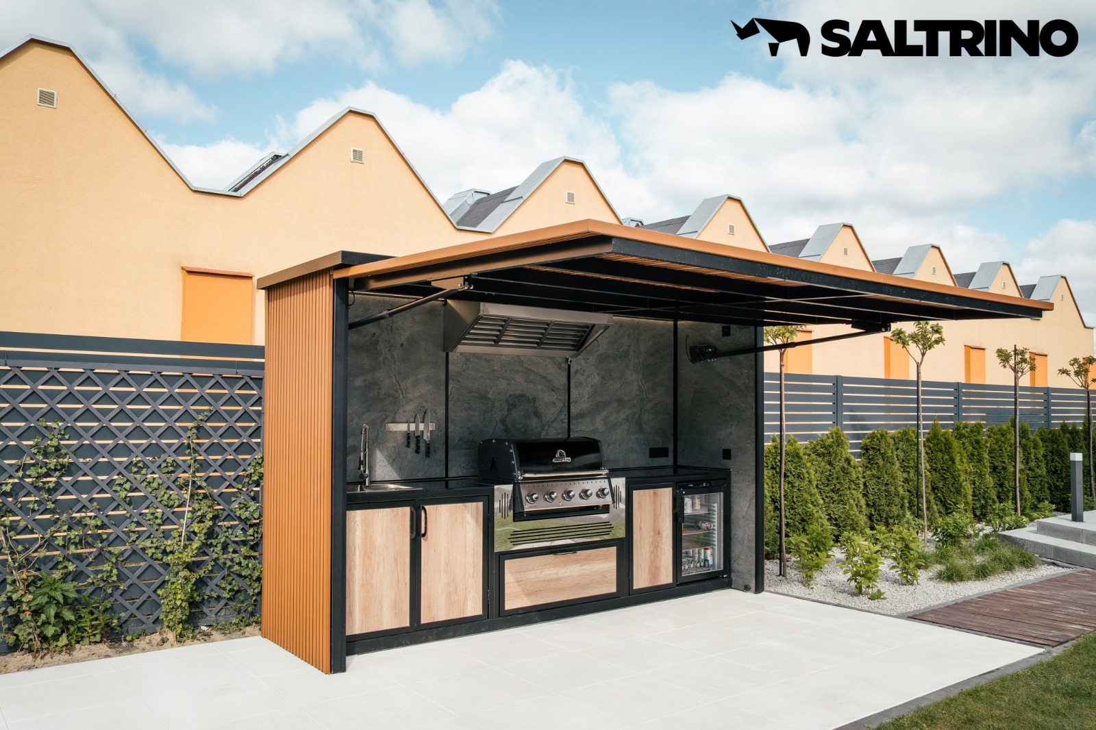 Moderne Außenküche mit Premium Teak Verbund-Lamellen