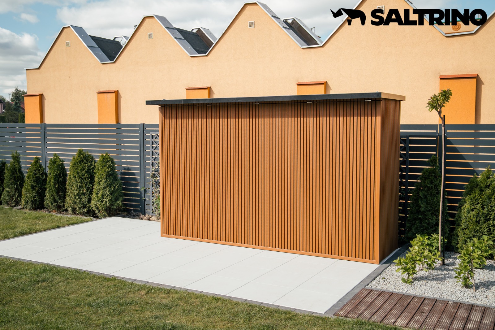 Moderne Außenküche mit Premium Teak Verbund-Lamellen