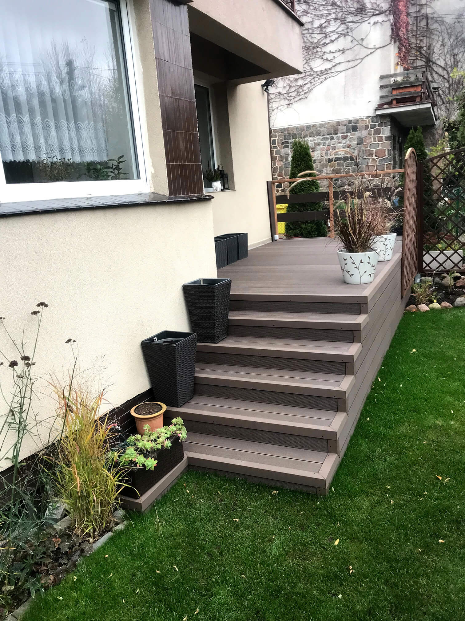 Treppe aus Standard WPC-Terrassendiele in Braun