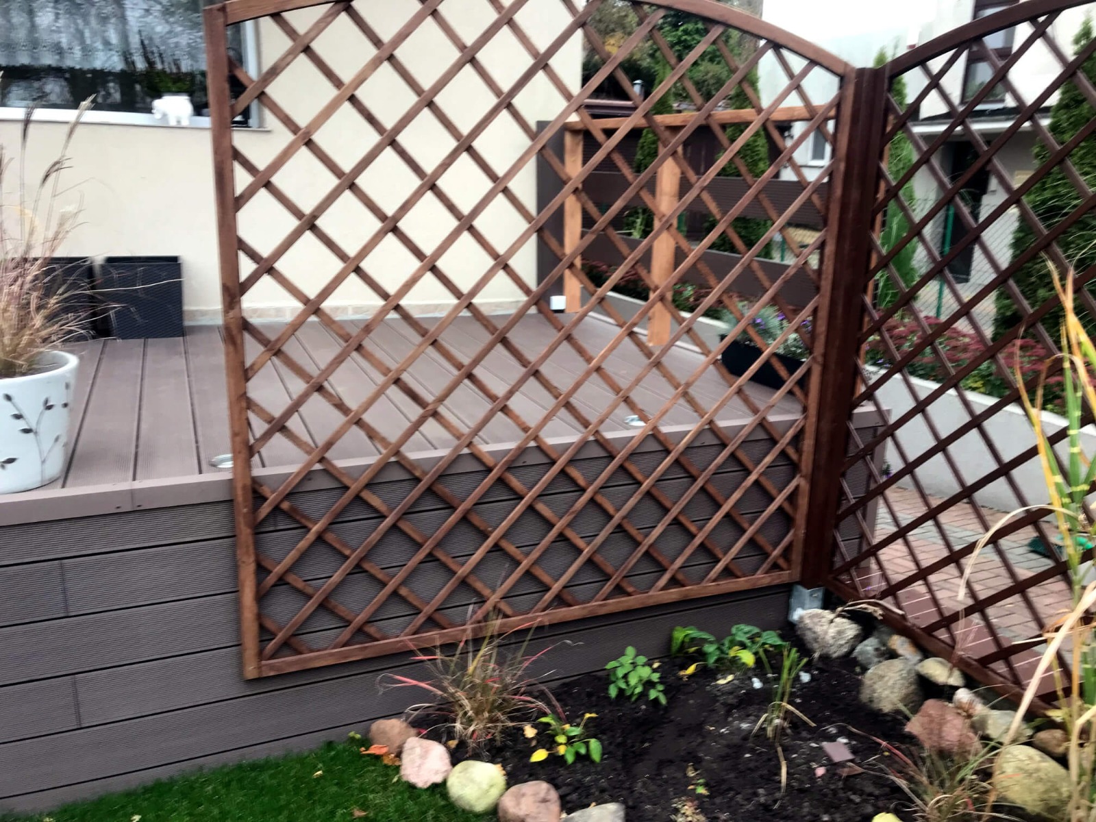 Treppe aus Standard WPC-Terrassendiele in Braun