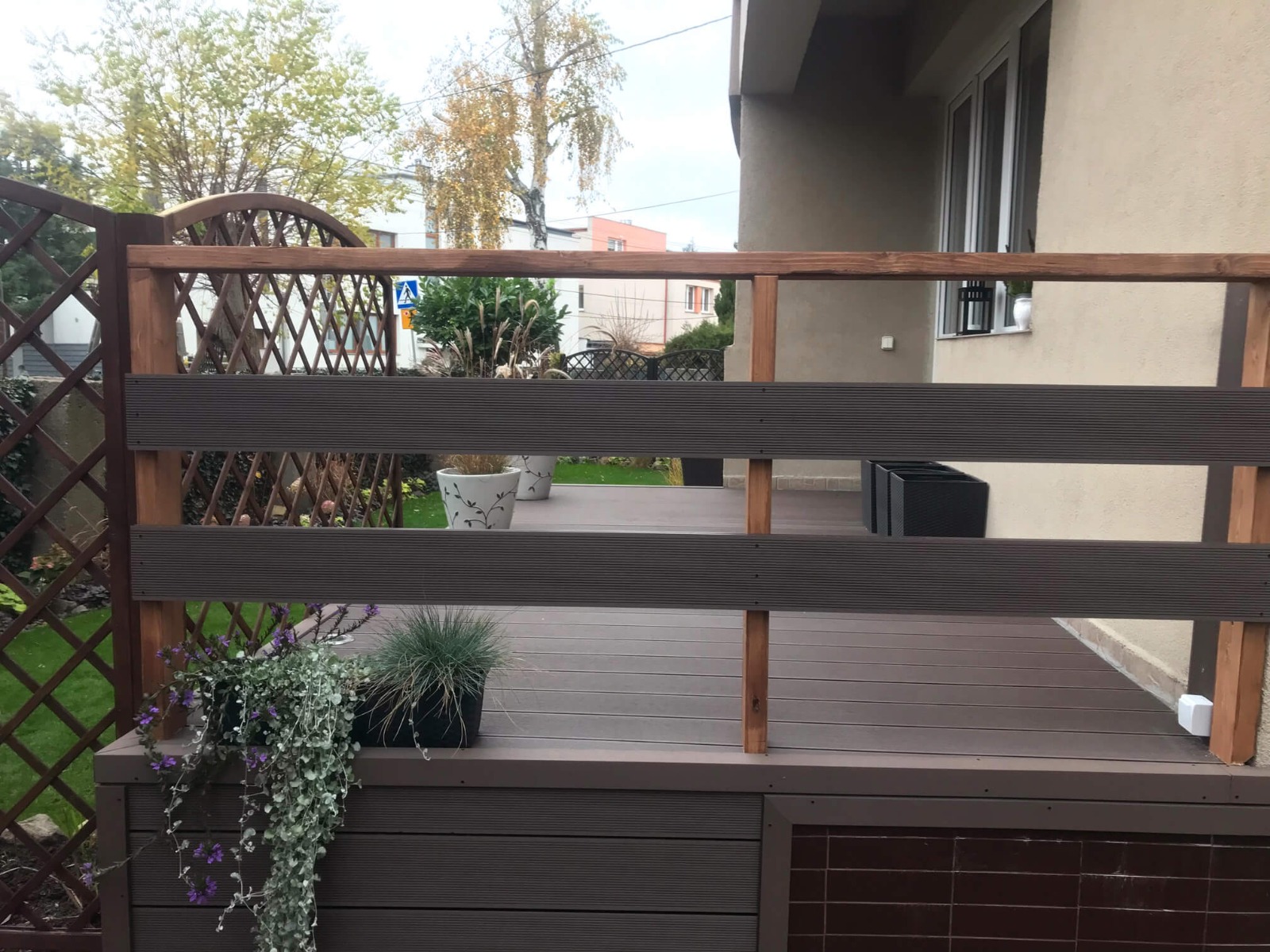 Treppe aus Standard WPC-Terrassendiele in Braun