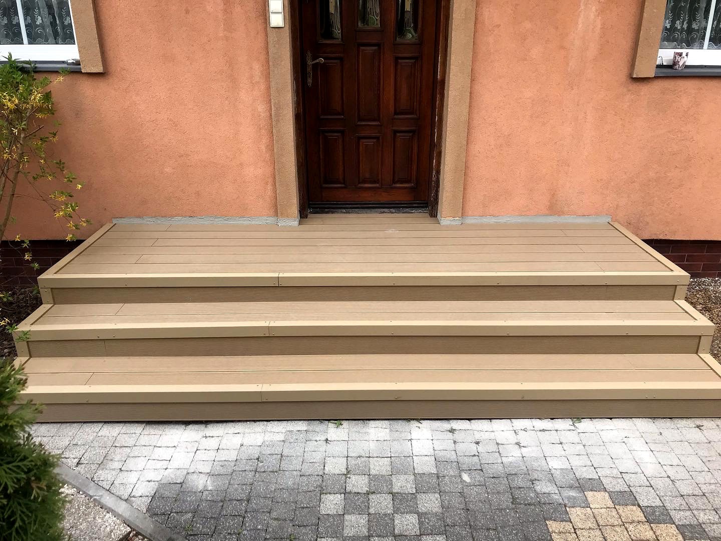 Treppen aus WPC Terrassenielen Honig Teak