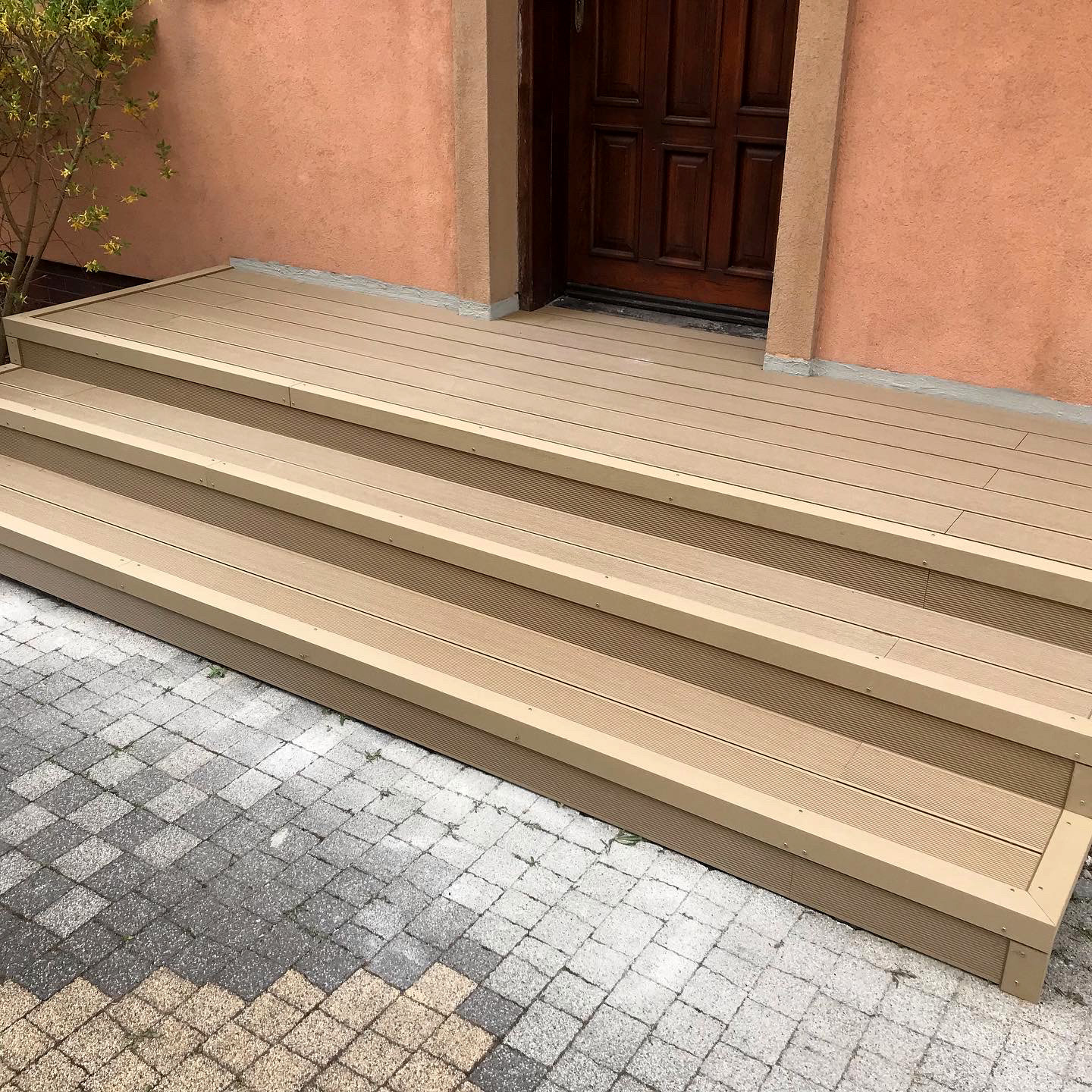 Treppen aus WPC Terrassenielen Honig Teak
