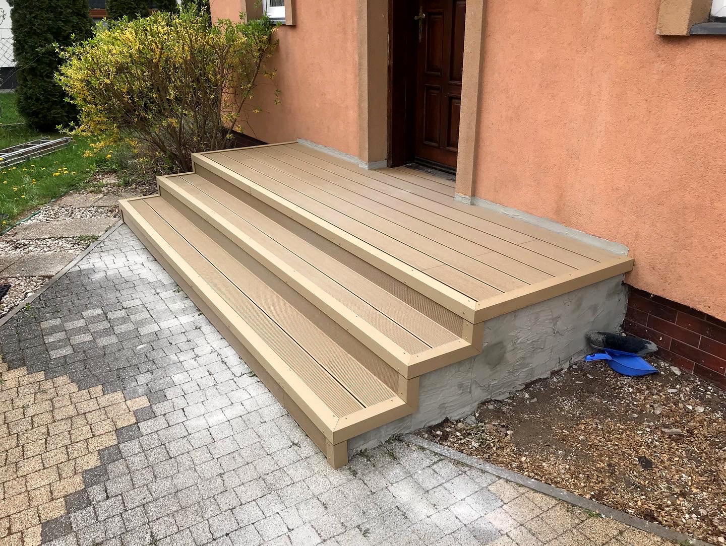 Treppen aus WPC Terrassenielen Honig Teak