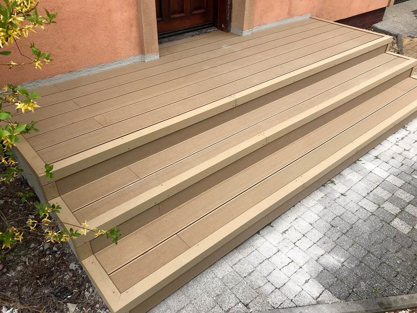 Treppen aus WPC Terrassenielen Honig Teak