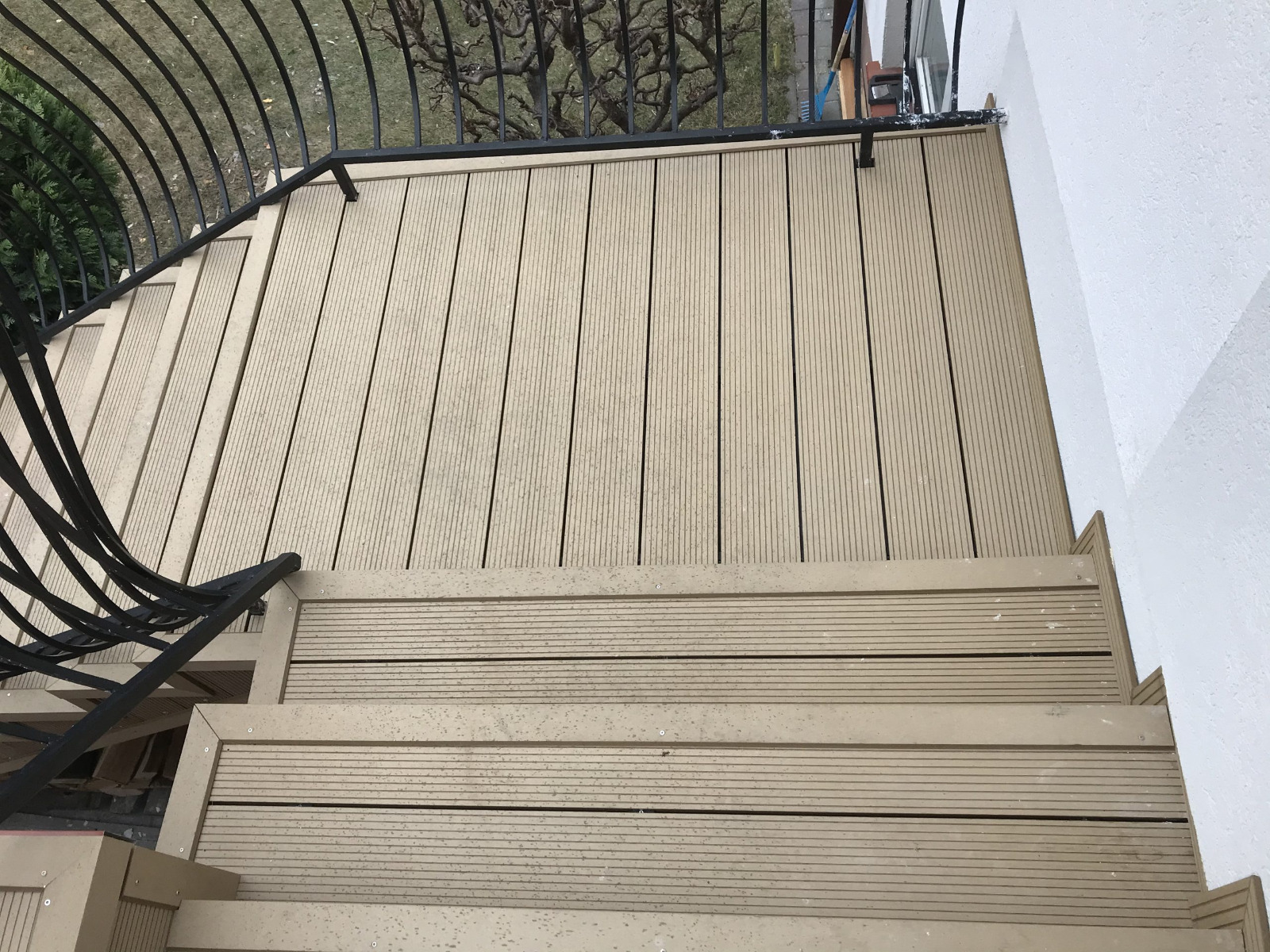 Treppen aus Verbundmaterial Standard Honig-Teak – ein sicherer und stilvoller Übergang