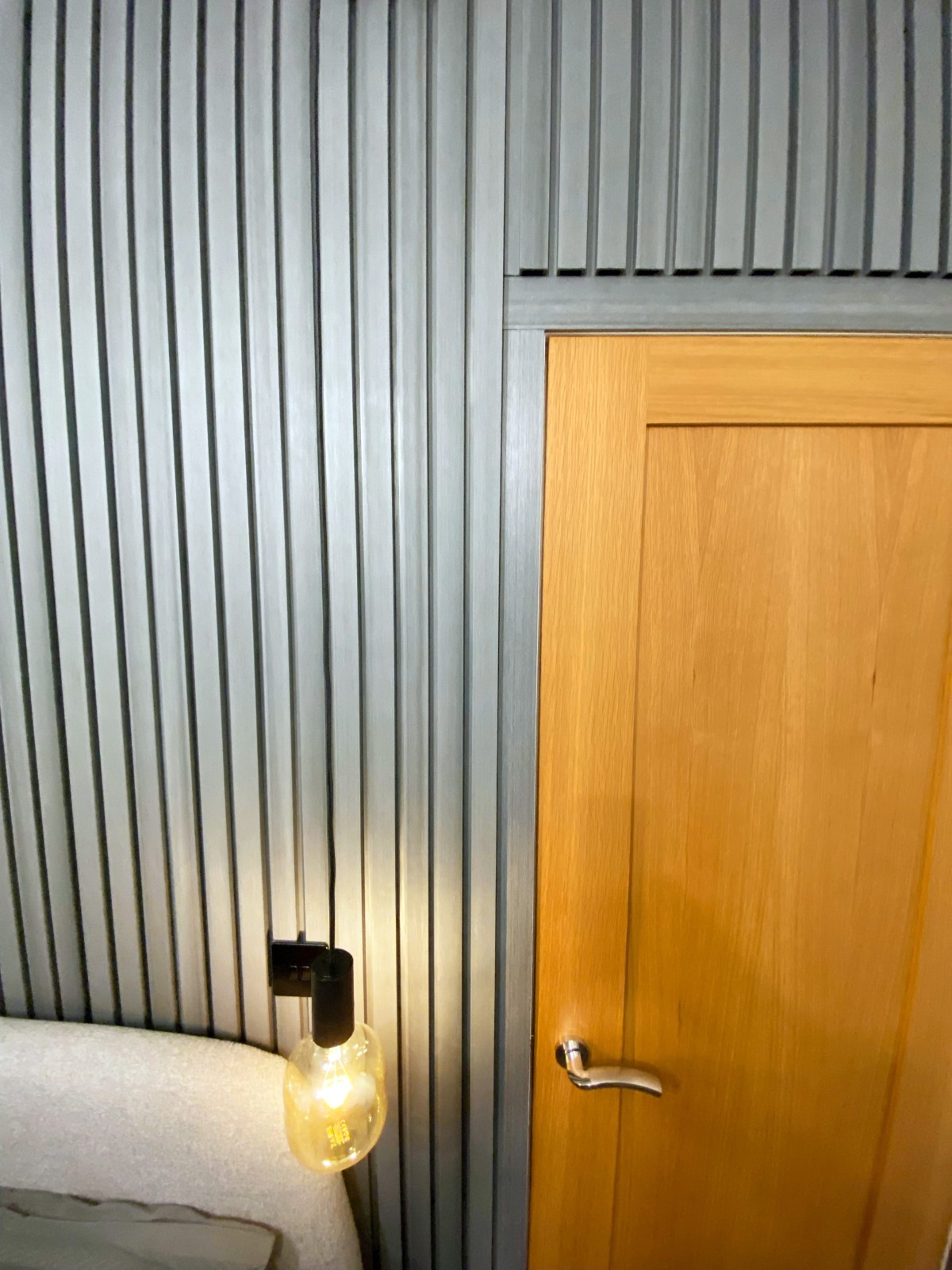 Wandlamellen im Schlafzimmer - Fassadenlamellen Gray