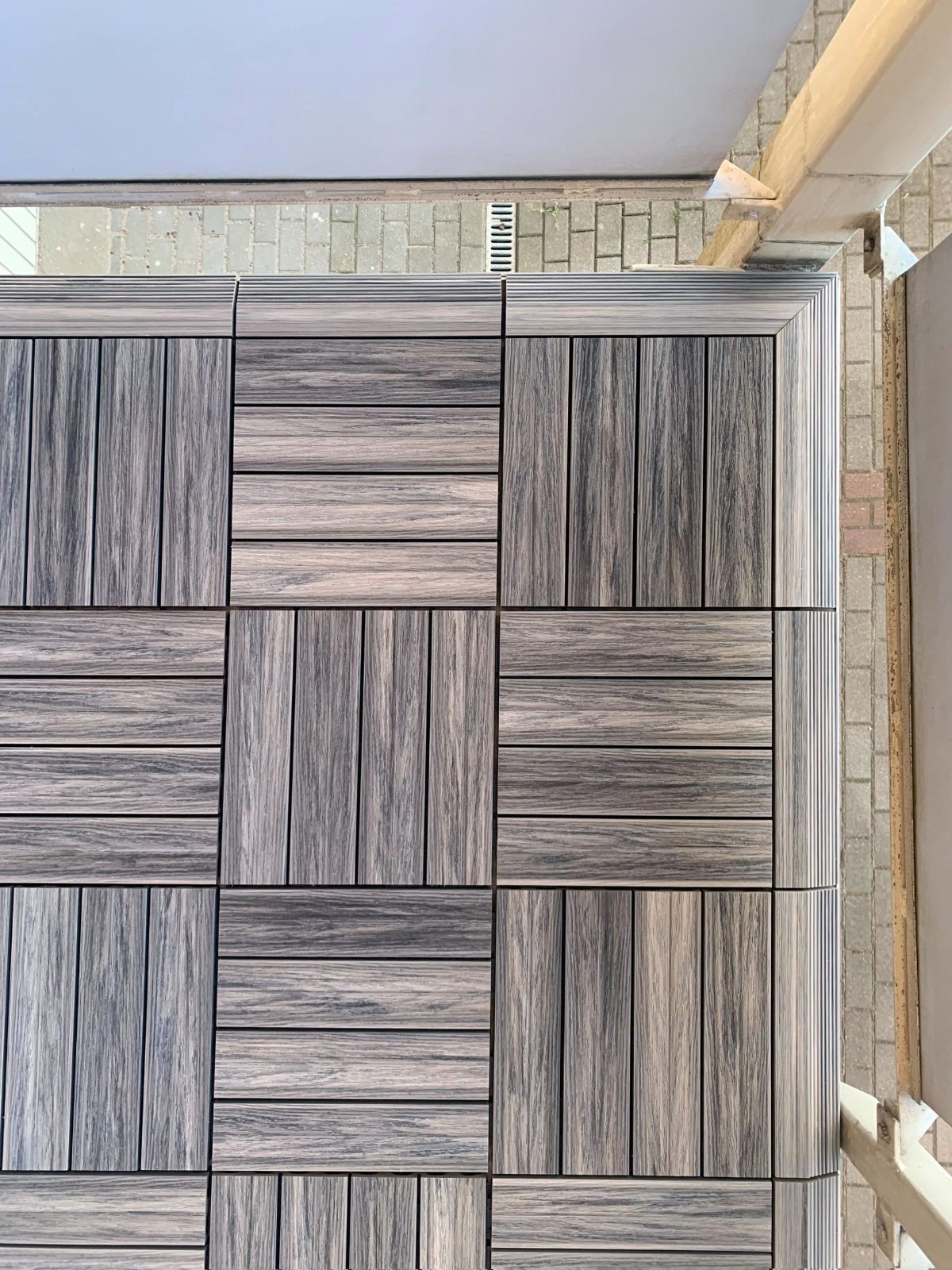 Balkon mit Terrassenfliesen Premium Gray