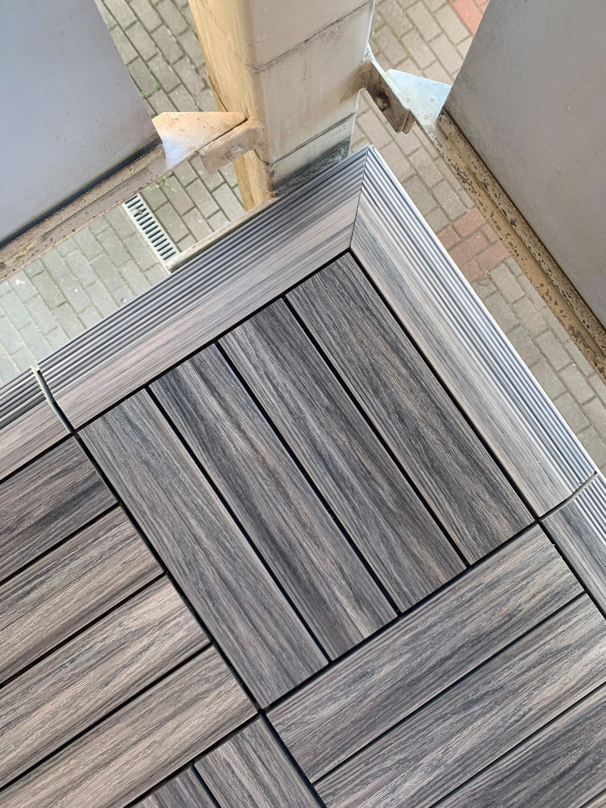 Balkon mit Terrassenfliesen Premium Gray