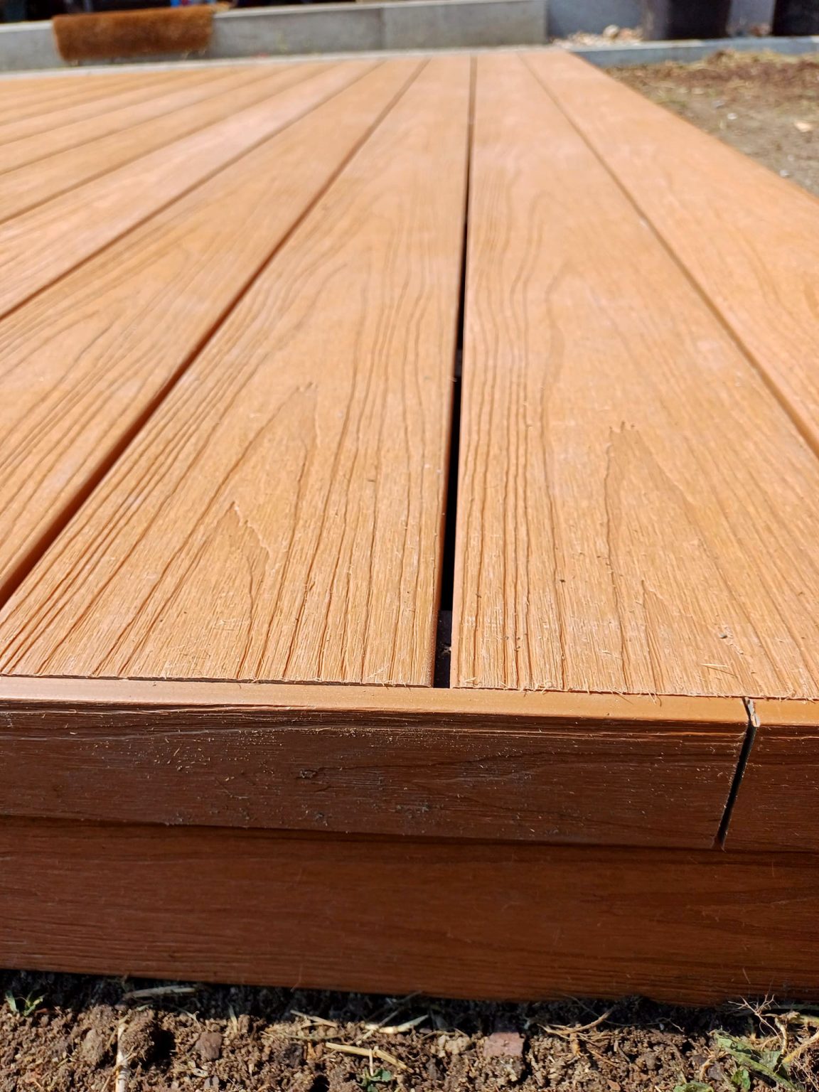 Kleine Terrasse aus Verbunddielen Premium Cotto