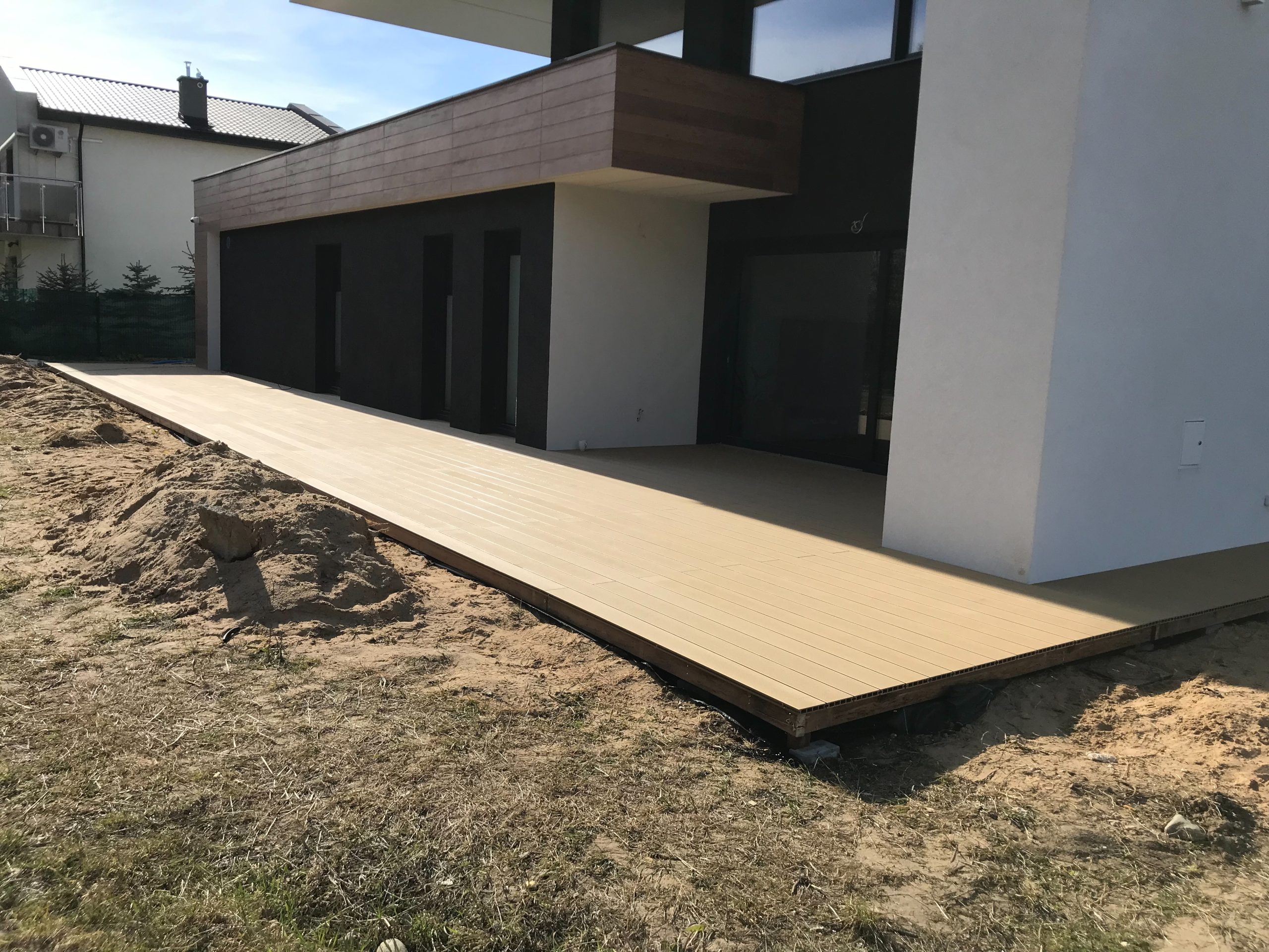 Terrasse aus Standard Honig-Teak – funktionaler Raum rund ums Haus