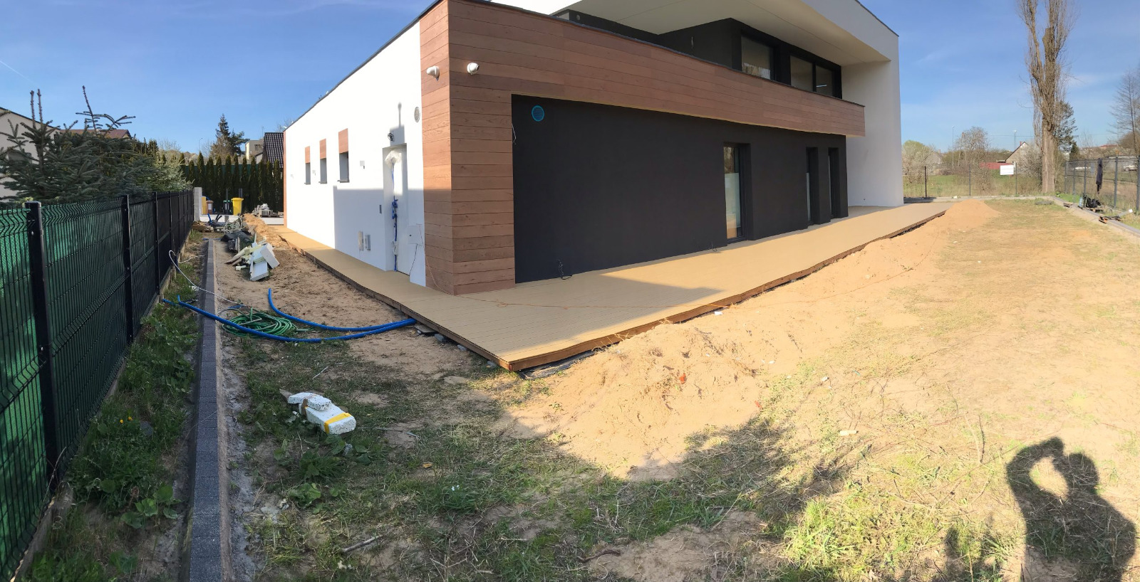 Terrasse aus Standard Honig-Teak – funktionaler Raum rund ums Haus