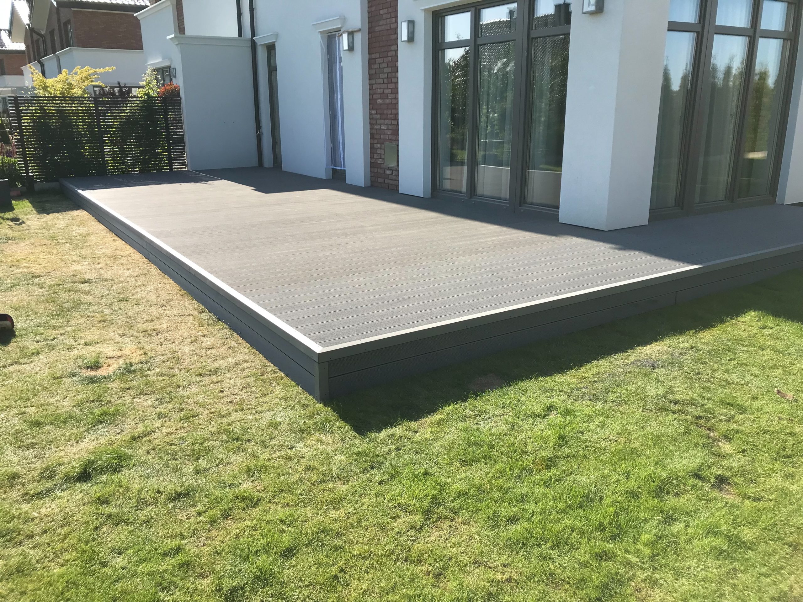 Terrasse Standard Hellgrau – Eleganz und Funktionalität