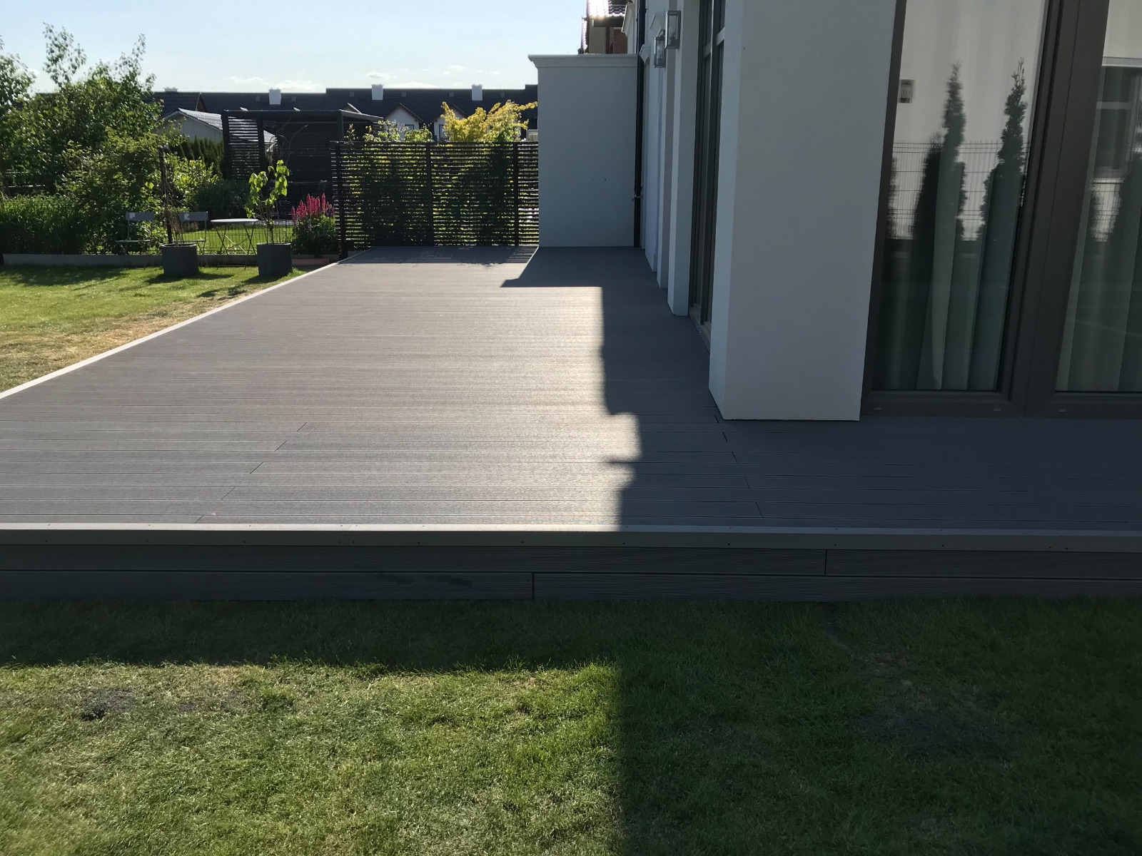 Terrasse Standard Hellgrau – Eleganz und Funktionalität