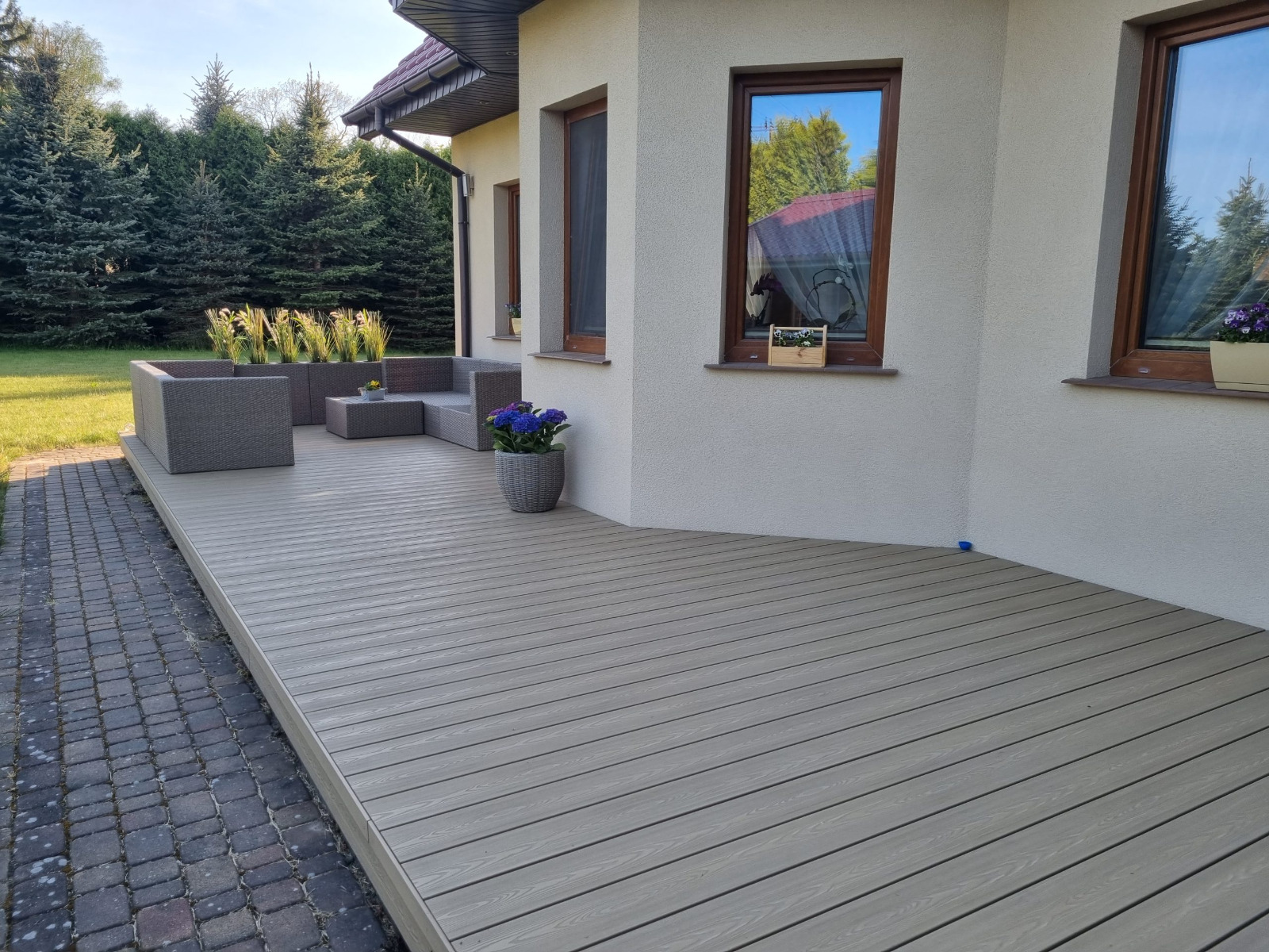 Terrasse Honey Teak 3D – stimmige Eleganz am Haus
