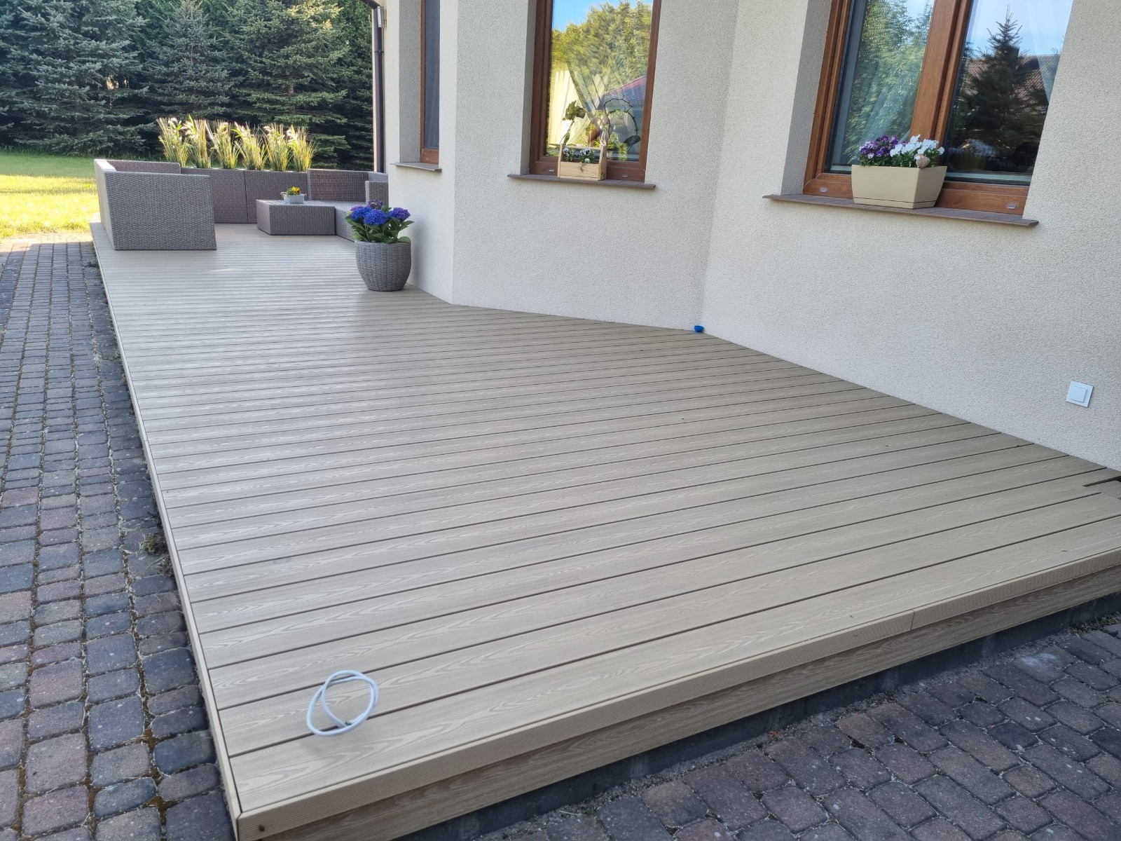 Terrasse Honey Teak 3D – stimmige Eleganz am Haus