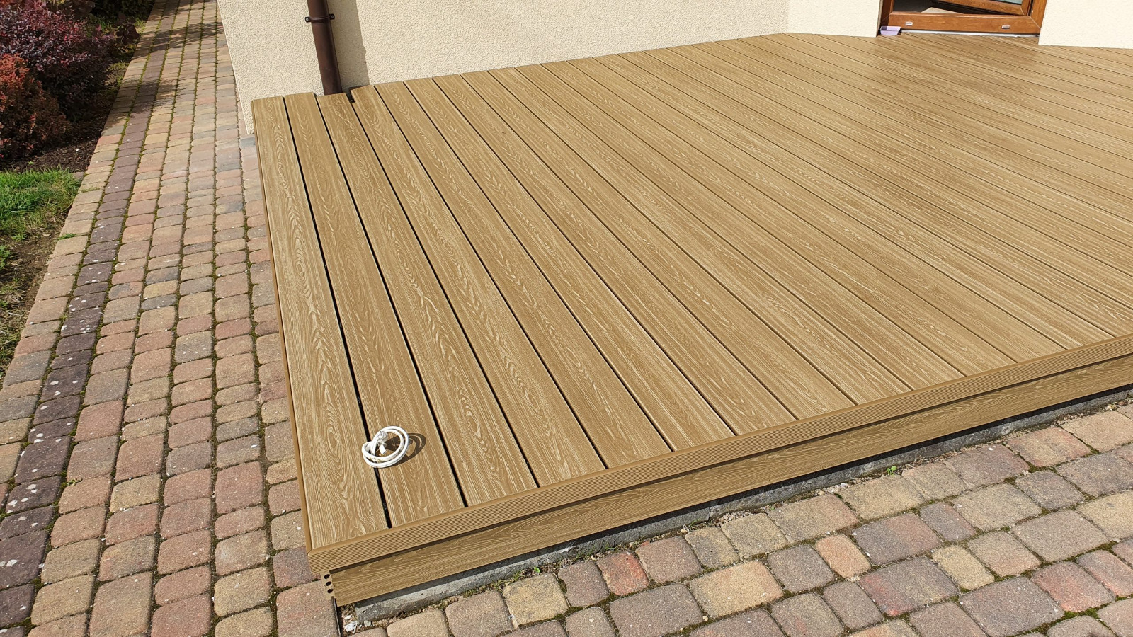 Terrasse Honey Teak 3D – stimmige Eleganz am Haus