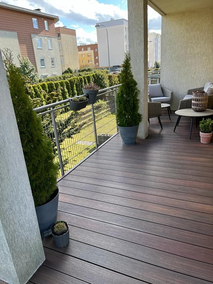 Balkonterrasse – Premium Redwood in warmer, sonniger Ausführung