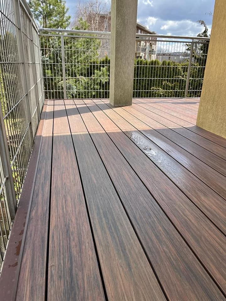 Balkonterrasse – Premium Redwood in warmer, sonniger Ausführung