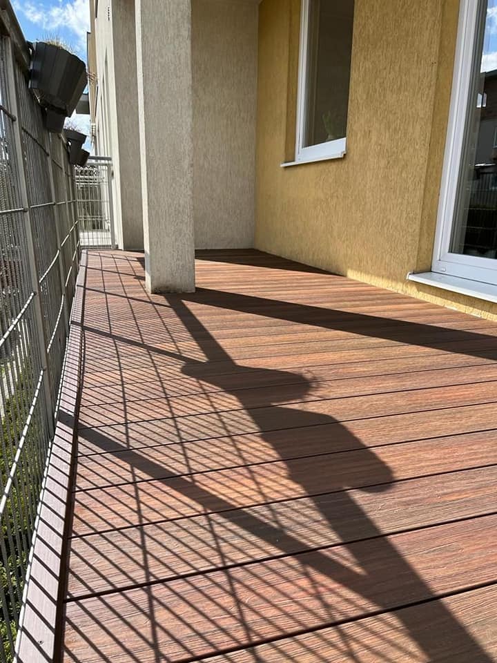 Balkonterrasse – Premium Redwood in warmer, sonniger Ausführung