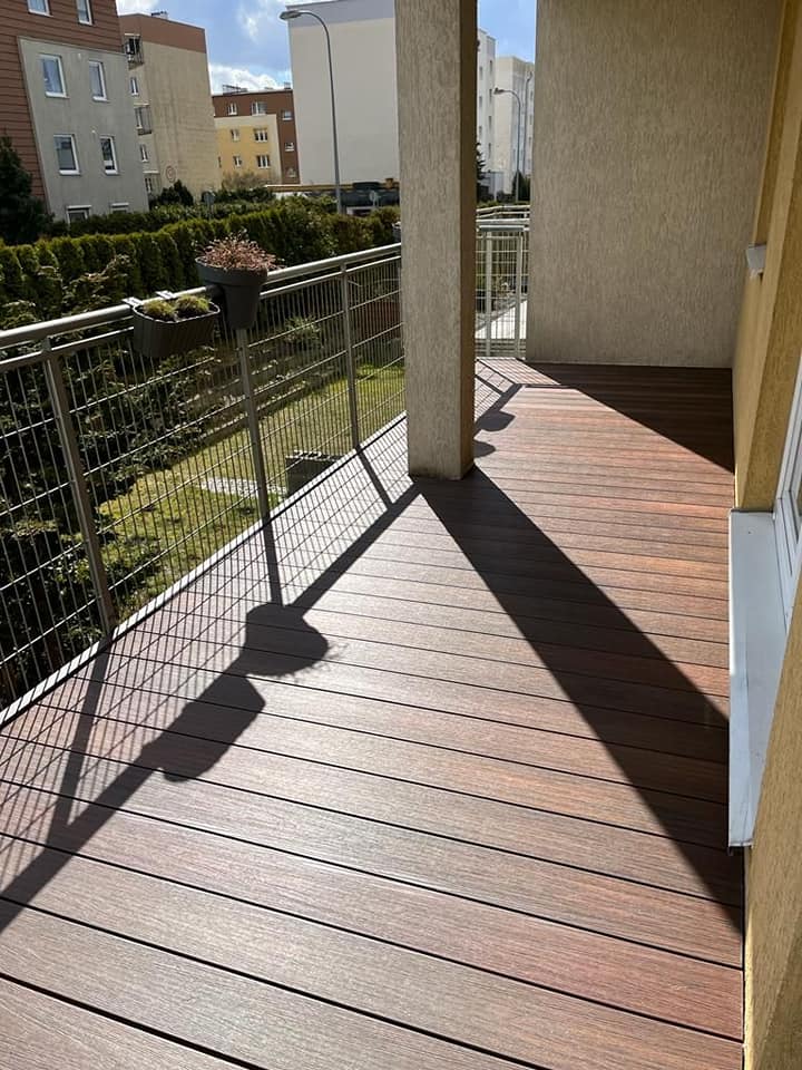 Balkonterrasse – Premium Redwood in warmer, sonniger Ausführung