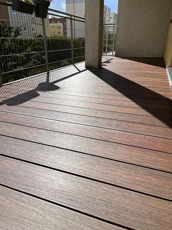 Balkonterrasse – Premium Redwood in warmer, sonniger Ausführung