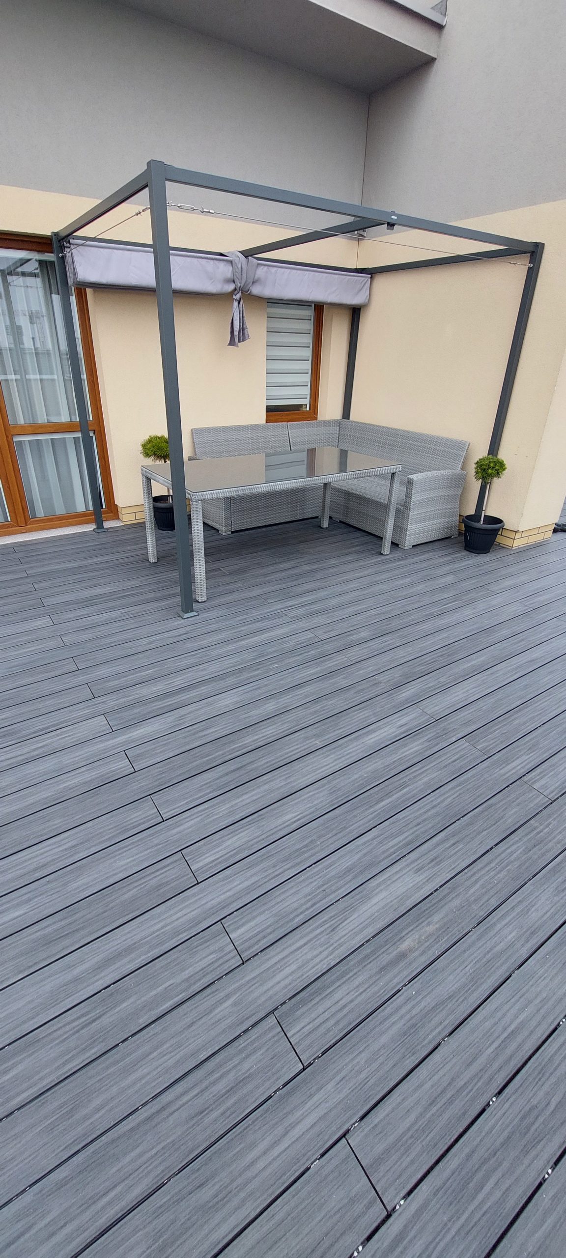 Dachterrasse mit Premium-Gray-WPC-Terrassendielen