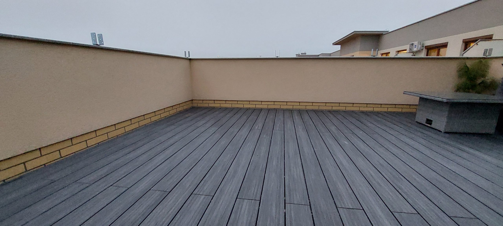 Dachterrasse mit Premium-Gray-WPC-Terrassendielen