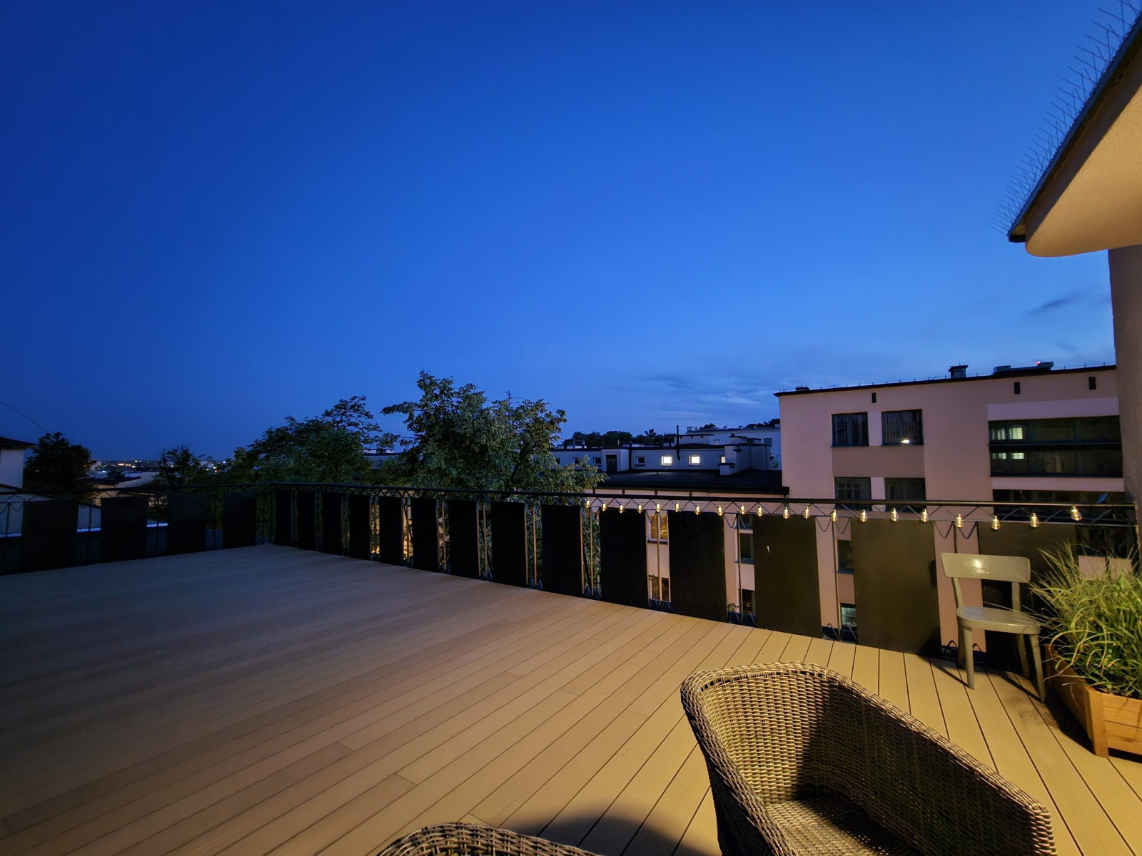 Dachterrasse mit Terrassendielen Standard Honig-Teak – Raum mit Ausblick