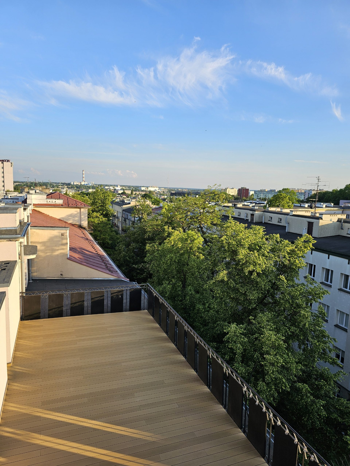 Dachterrasse mit Terrassendielen Standard Honig-Teak – Raum mit Ausblick