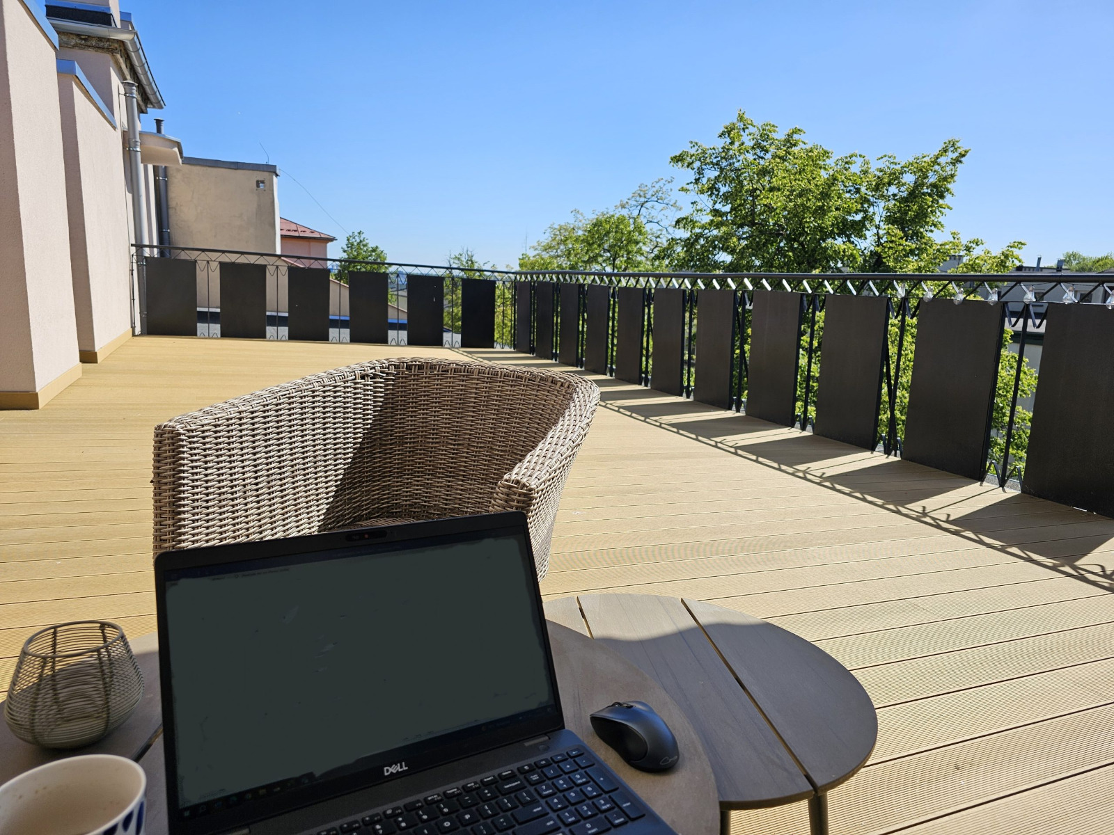 Dachterrasse mit Terrassendielen Standard Honig-Teak – Raum mit Ausblick