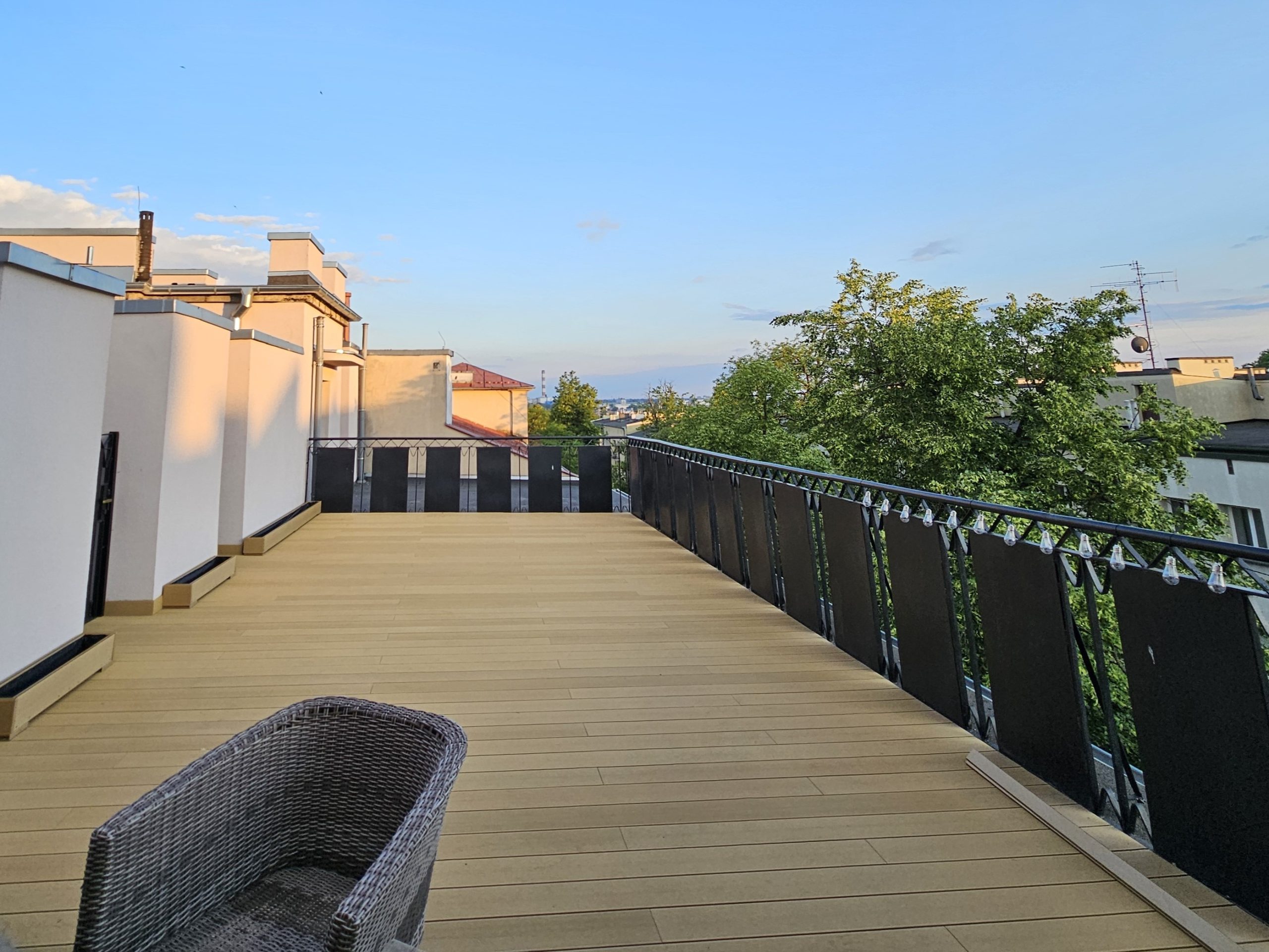 Dachterrasse mit Terrassendielen Standard Honig-Teak – Raum mit Ausblick