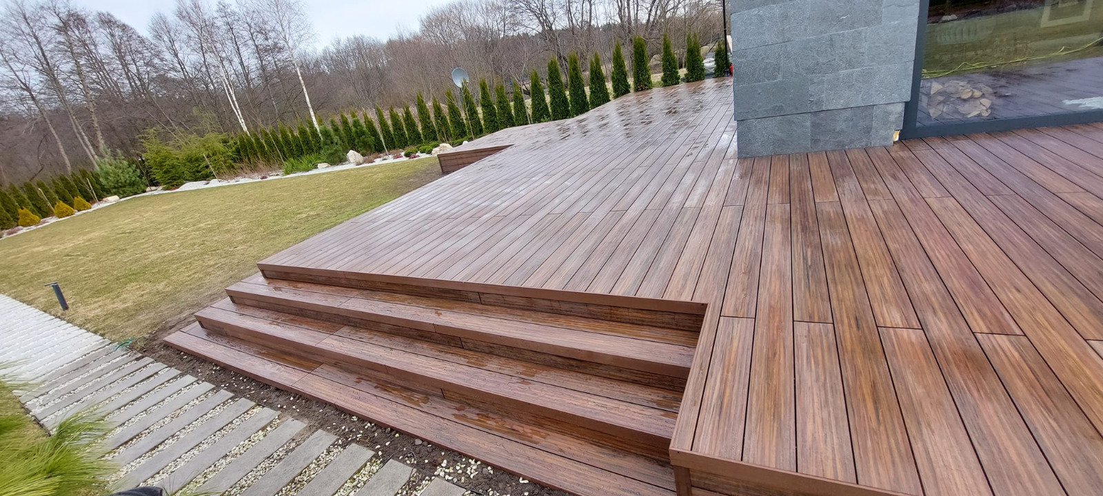 Premium-Redwood-Terrasse – ein beeindruckender Raum mit Klasse