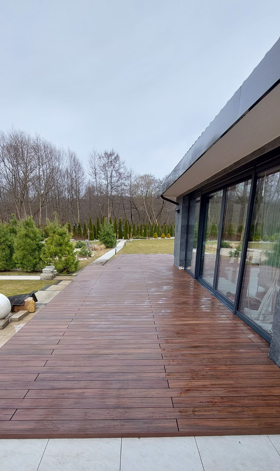 Premium-Redwood-Terrasse – ein beeindruckender Raum mit Klasse