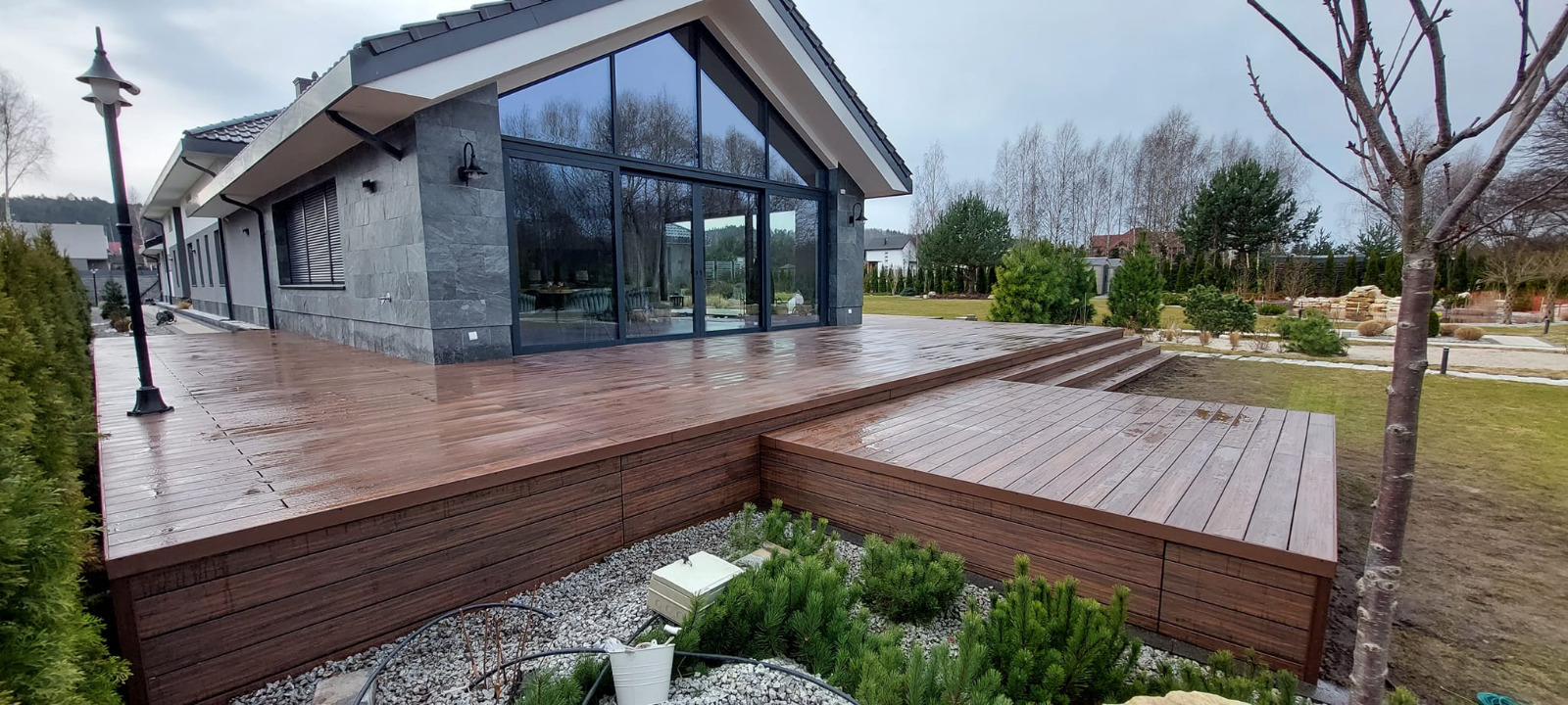 Premium-Redwood-Terrasse – ein beeindruckender Raum mit Klasse