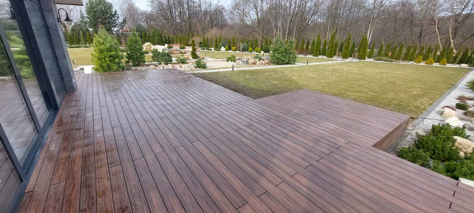 Premium-Redwood-Terrasse – ein beeindruckender Raum mit Klasse